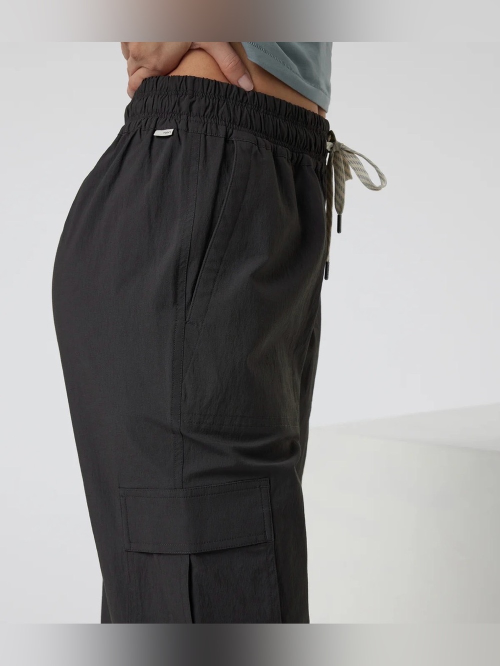 Vuori Women’s Birch Vintage Black Quick Dry Utility Cargo Stretch Joggers - Picture 3 of 8